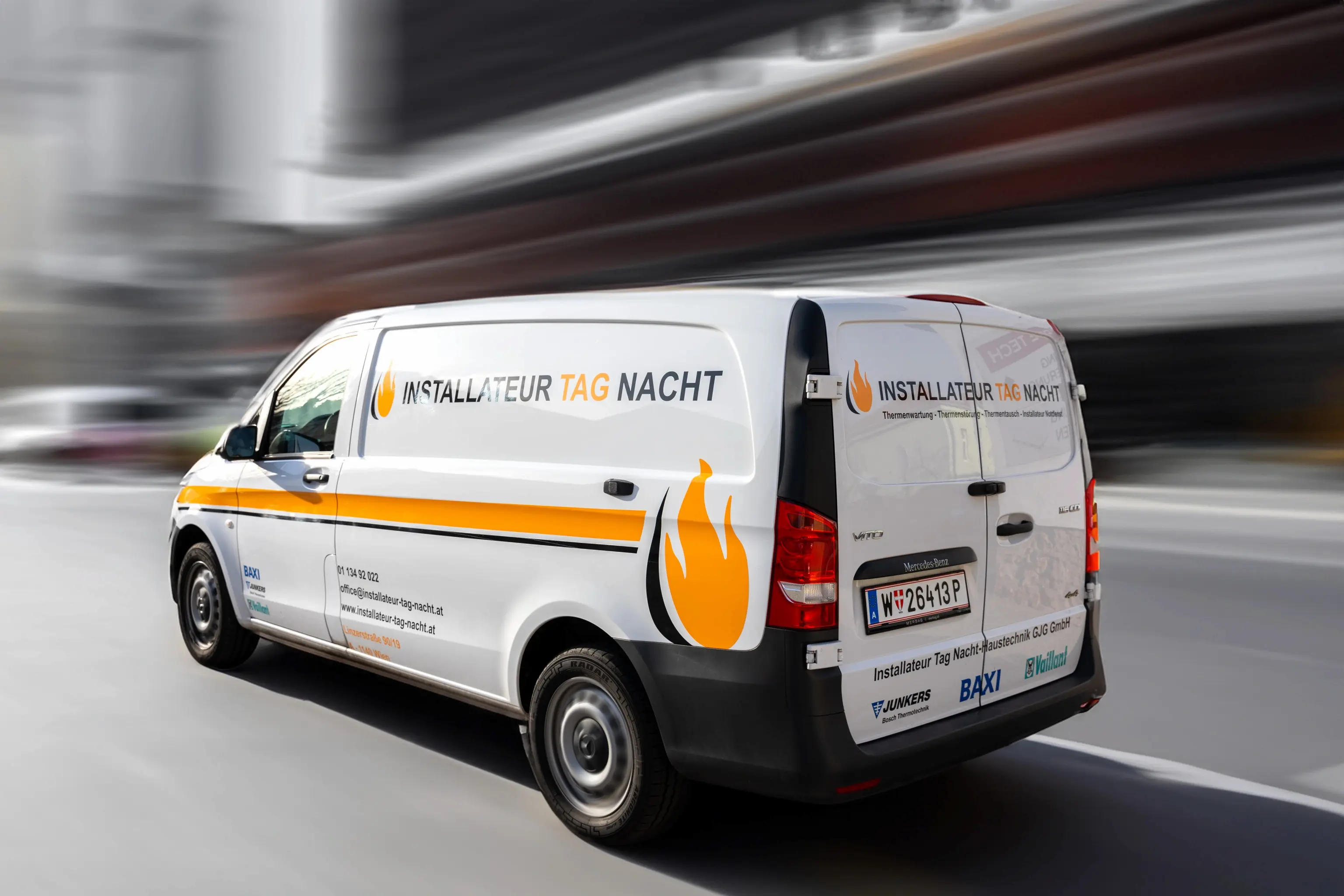 Installateur bei der Wartung einer Baxi Therme